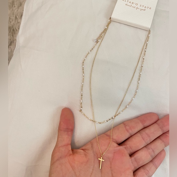 Never worn gold cross necklace - Picture 1 of 4